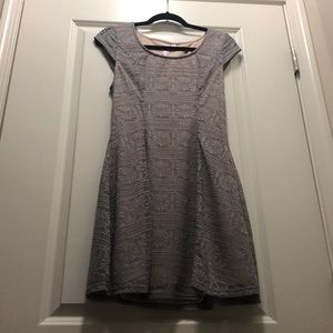 Capped sleeve laced midi gray dress